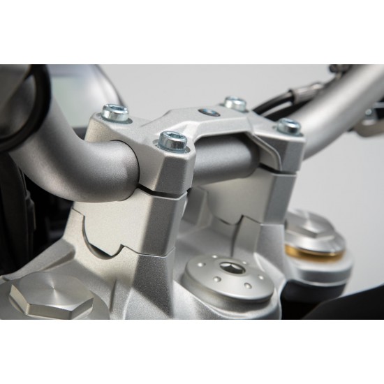 Αποστάτες τιμονιού SW-Motech 30 χιλ. BMW F 750 GS ασημί Αποστάτες τιμονιού SW-Motech 30 χιλ. BMW F 750 GS ασημί
